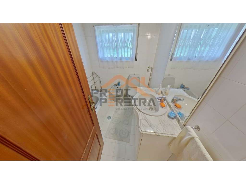 Situada em São João das Lampas, moradia T3 com terreno.-13