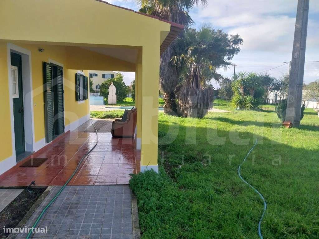 Moradia com Garagem, Piscina e Jardim - Excelente Oportunidade!-24