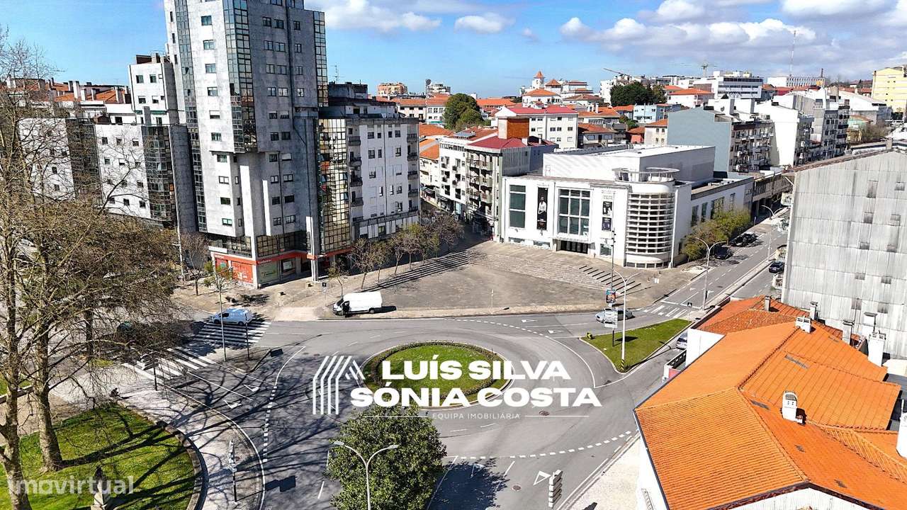 Apartamento T4 Totalmente Remodelado com 2 Varandas e Elevador –...-31