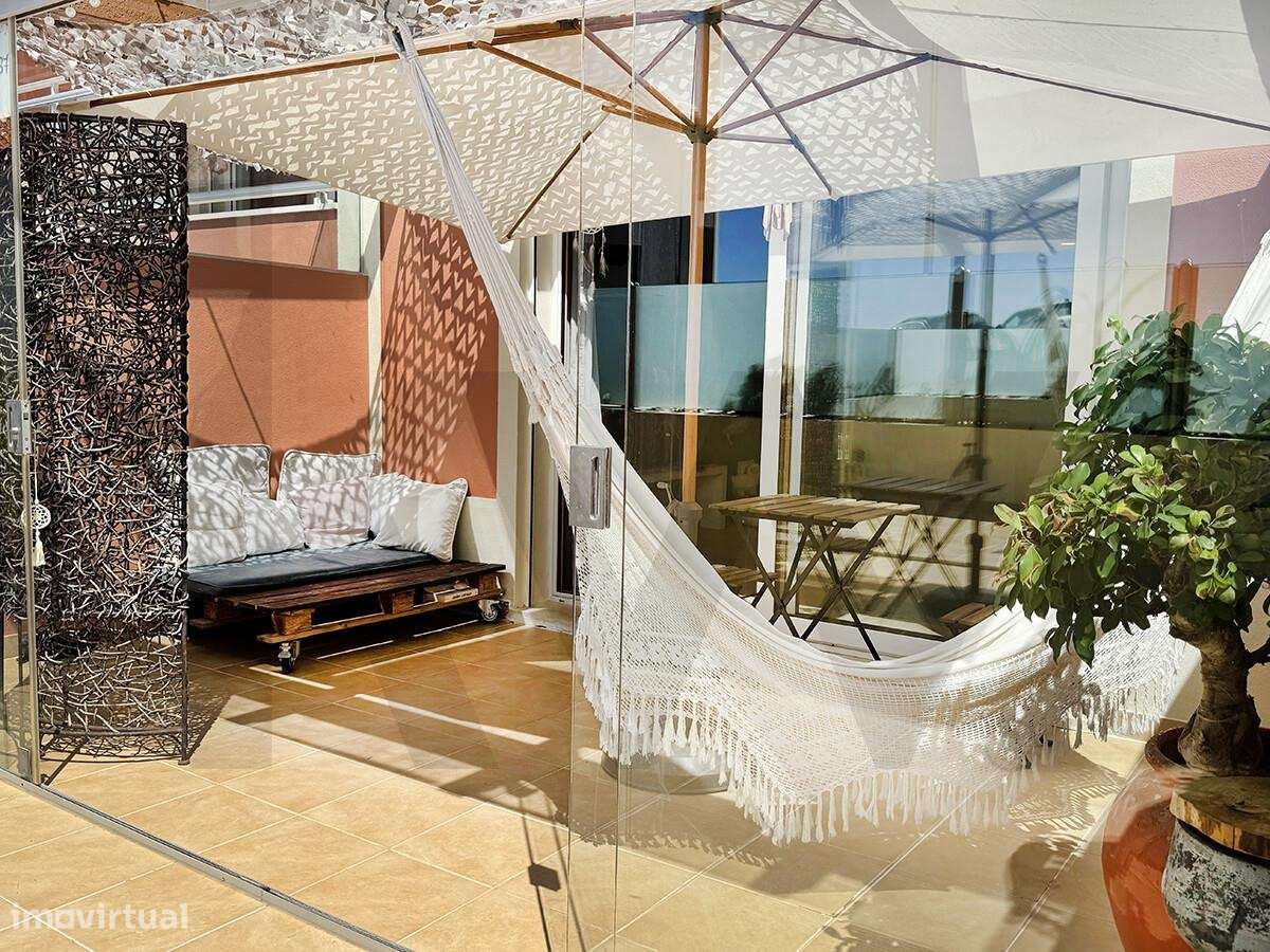 T1 junto à Praia de São Julião | 70 m2 + 42 m2 de pátio | Garagem para-26