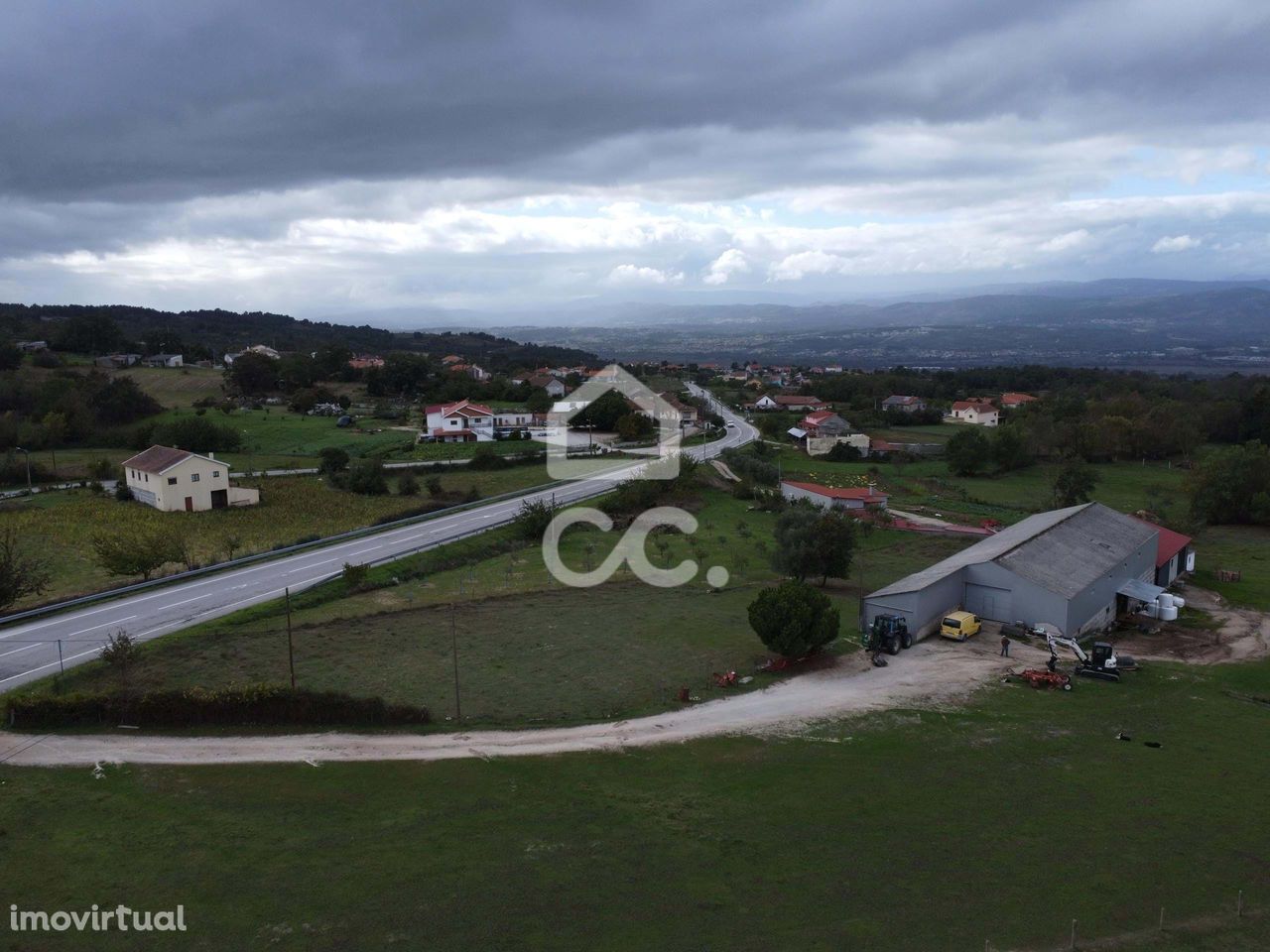 Terreno  com ótimo acesso face á Estrada Nacional