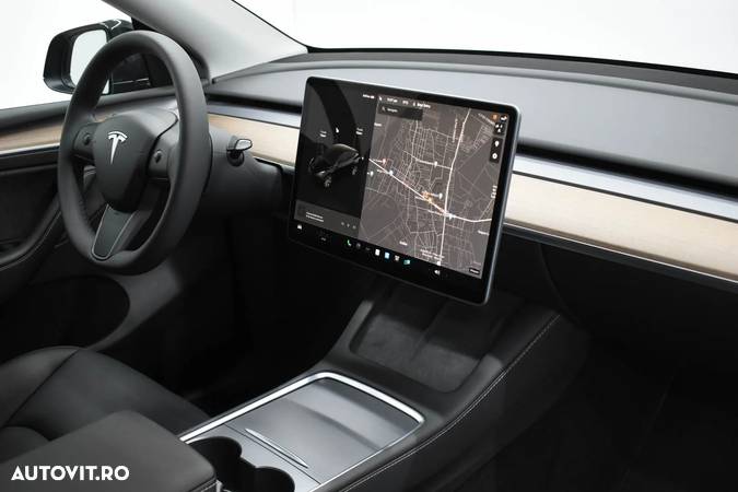 Tesla Model Y Long Range Dual Motor AWD - 12