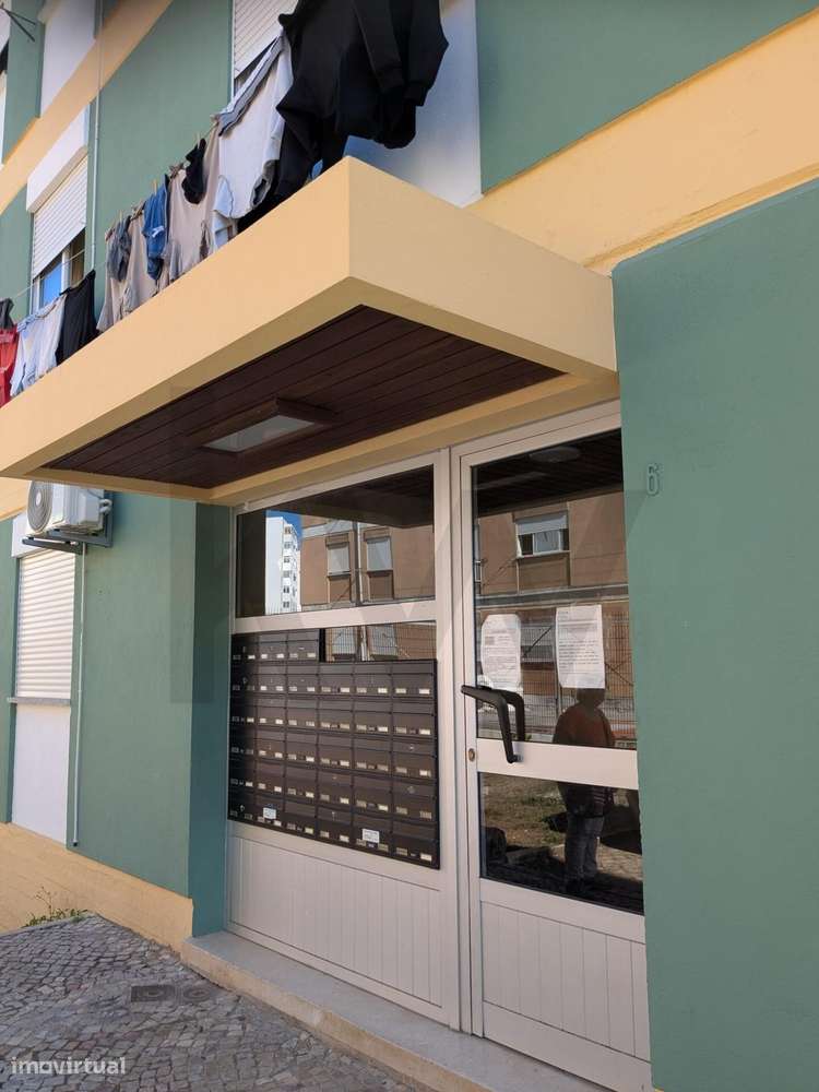 Apartamento T1 para recuperação total em prédio organizado - Grande imagem: 5/5