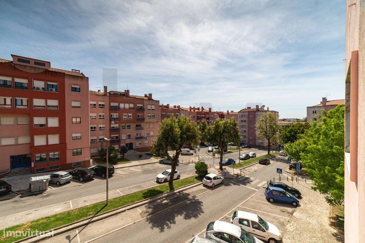 Apartamento T2 em Monte Abraão: Espaço, Luz e Conforto-15