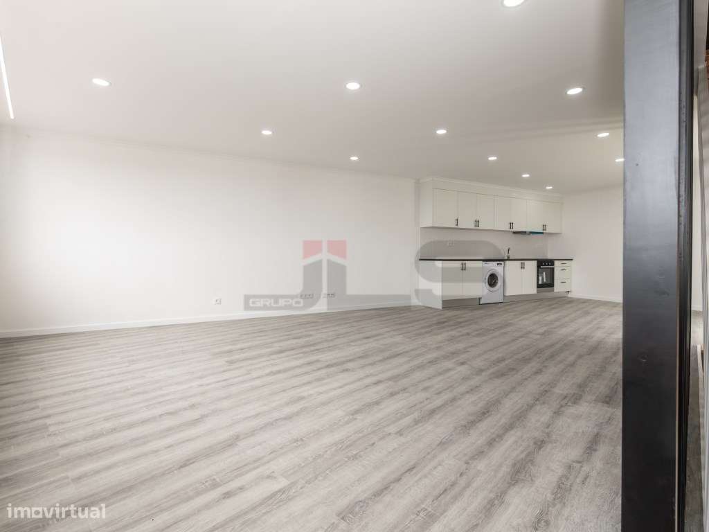 Moradia V1+1 Totalmente Remodelada com Vista Mar em Água de Alto-17