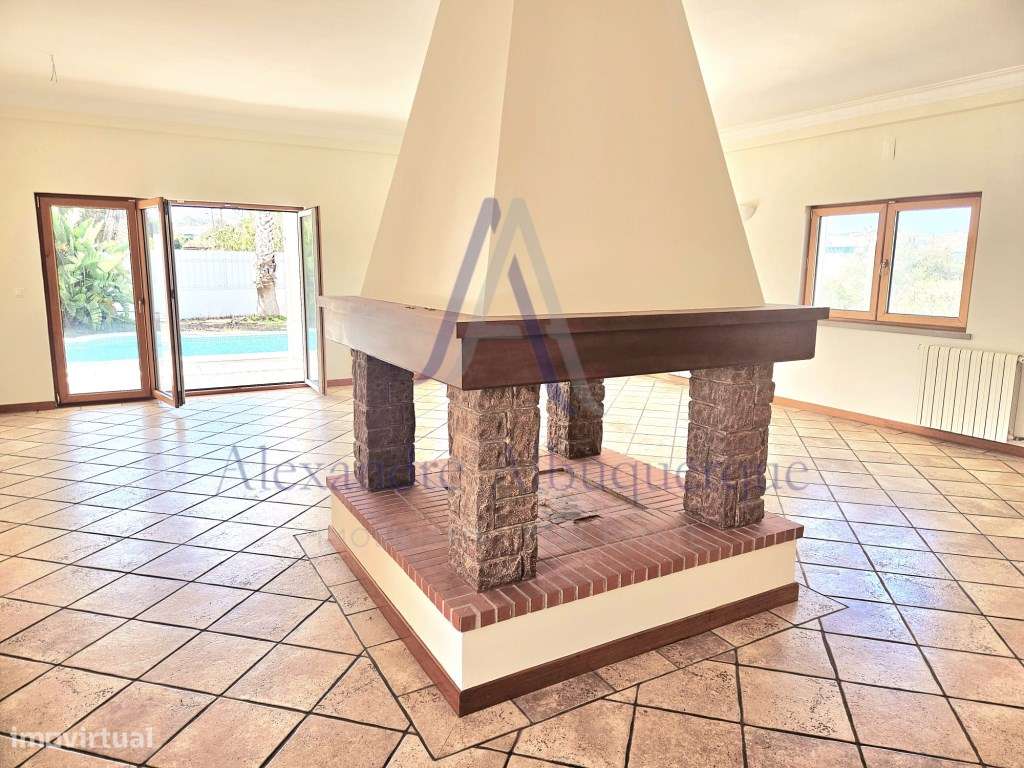 Moradia Isolada com Piscina T3+2-11