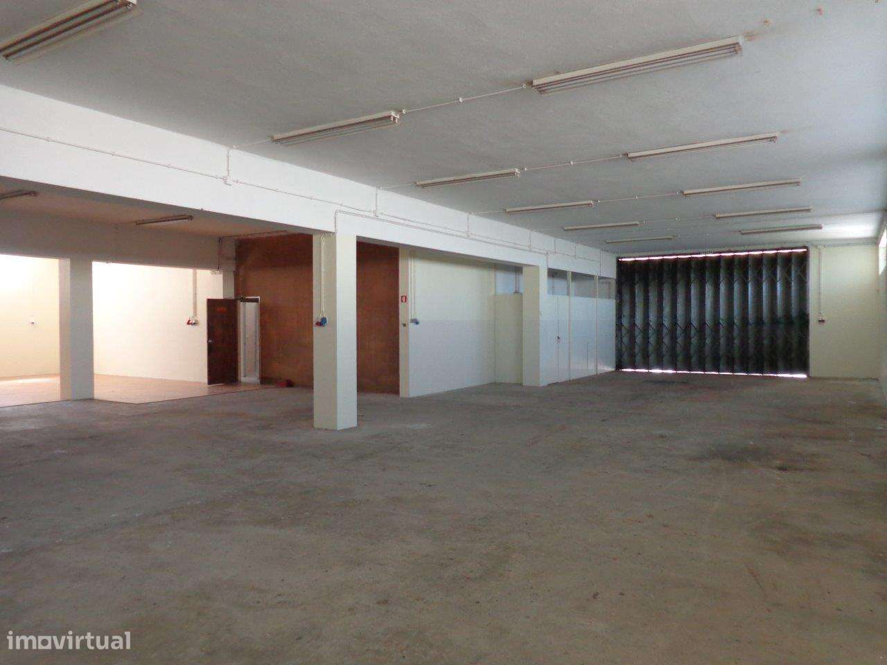 Armazém com 1100m2 área, com logradouro - Serzedo-8