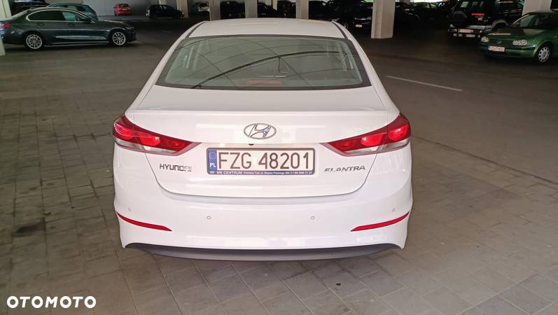 Hyundai Elantra 1.6 Comfort - 10