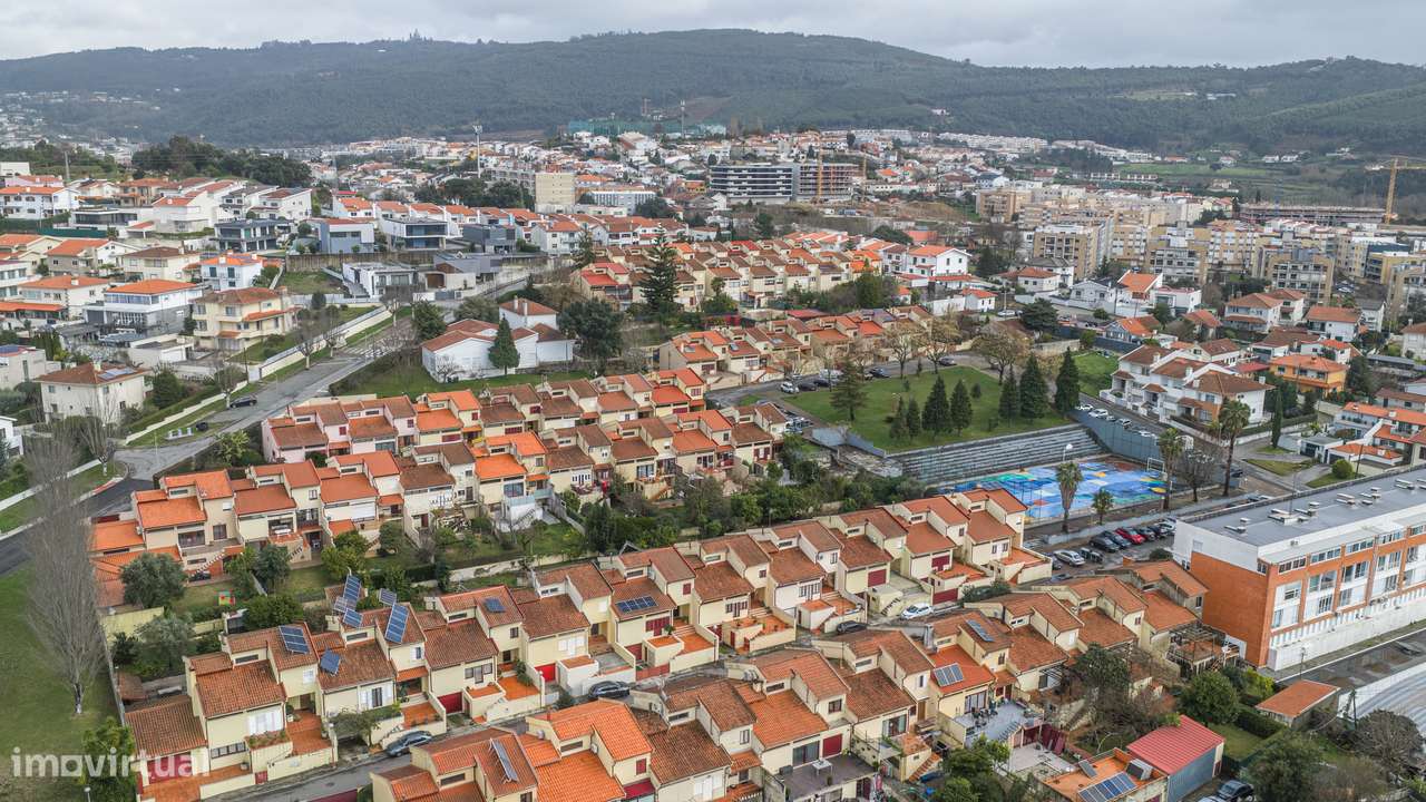 Moradia T4 de gaveto em Nogueira-43