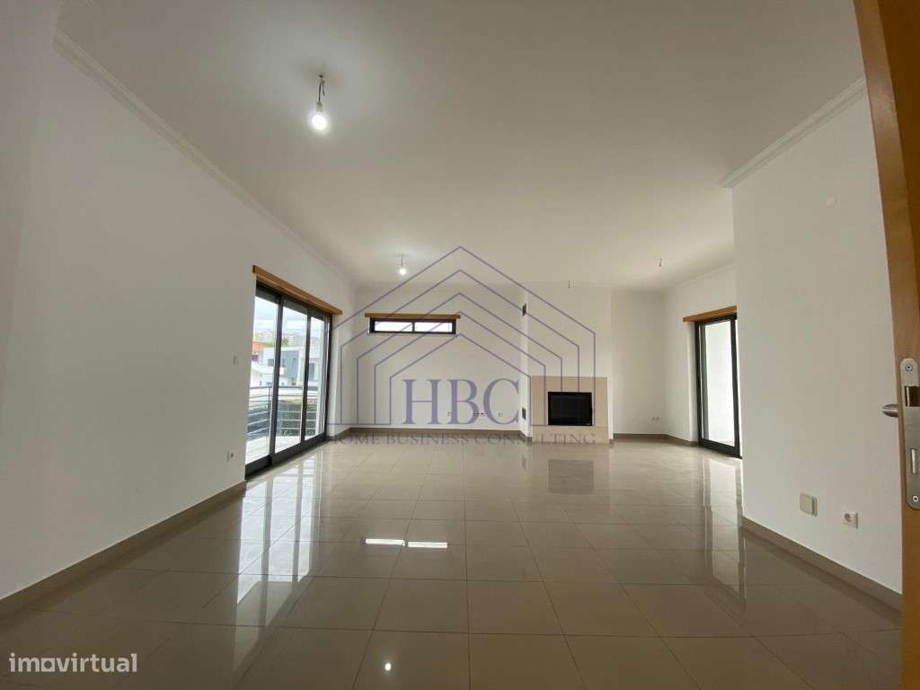 Moradia T5 Moderna e Remodelada no Feijó - Espaço, Conforto e Exclu...-5