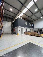 ARMAZÉM (300m2) COM ESCRITÓRIOS (50m2) EM AVEIRO PARA VENDA - Grande imagem: 5/14