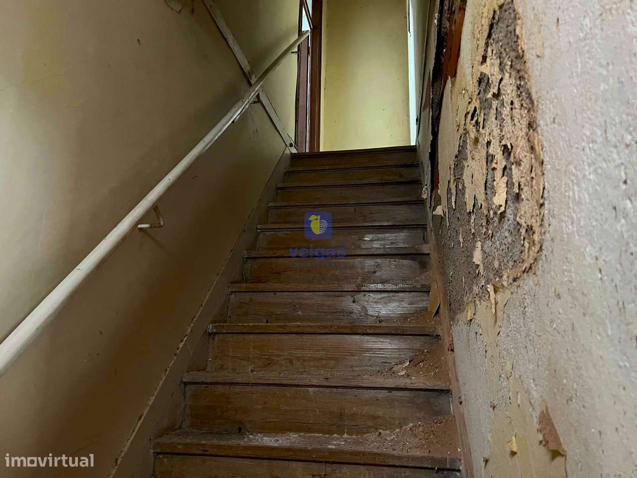 Baixa de Preço !!!! Villa para Recuperação na Labrujeira - Ventosa - A-40