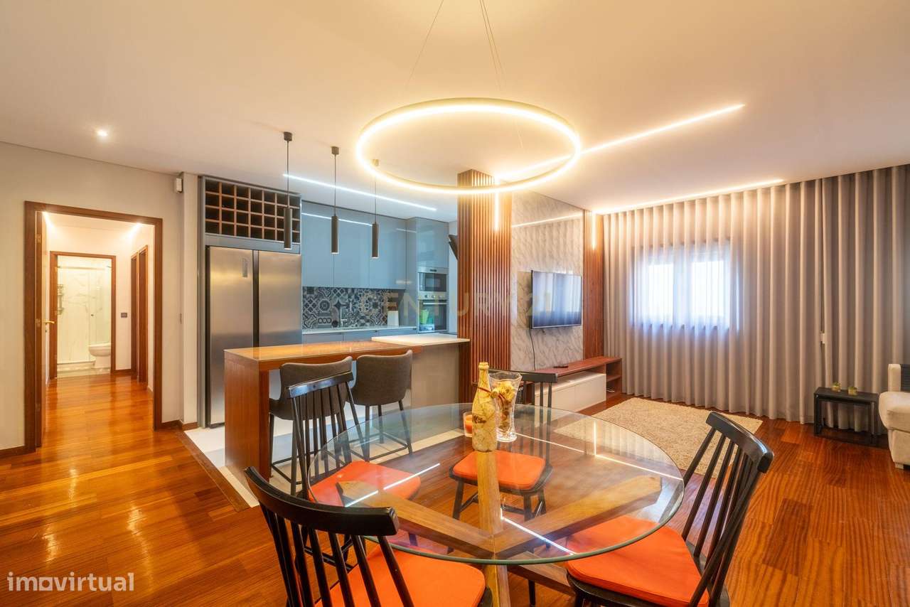 Arrendamento T2 Remodelado com Suíte, Mobilado e Garagem – Junto ao Ar - Grande imagem: 5/21