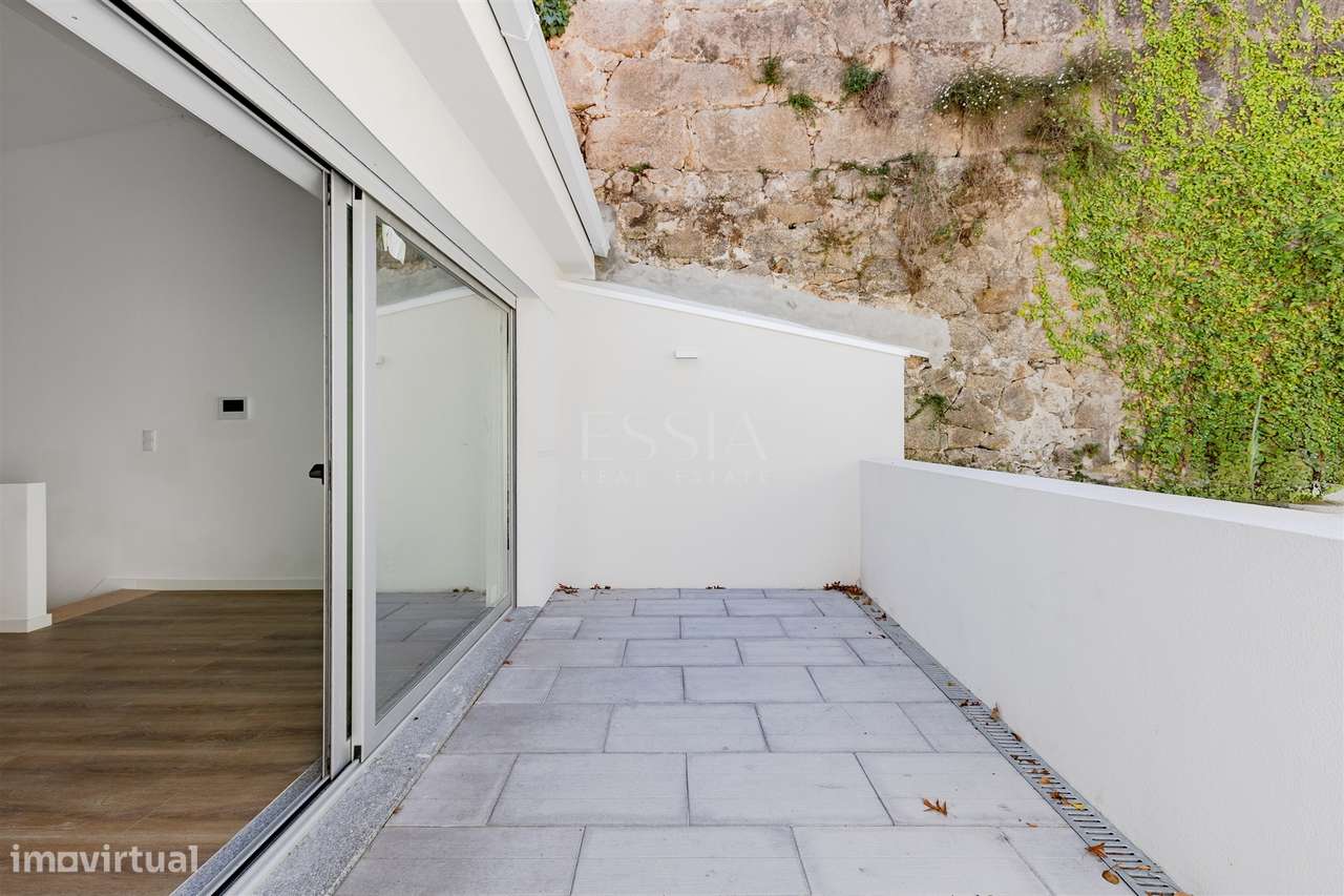 Marquês | Moradia Triplex T3+1 com 2 Garagens e Varandas-16