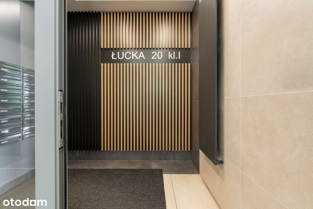 Budynek 97, klatki po remoncie, Rondo Daszyńskiego-2