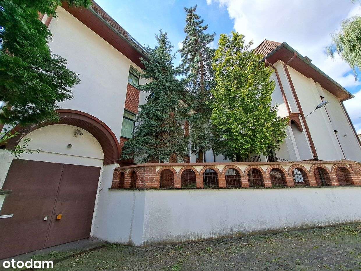Budynek biurowy obejmujący lokal użytkowy i 3 loka-6