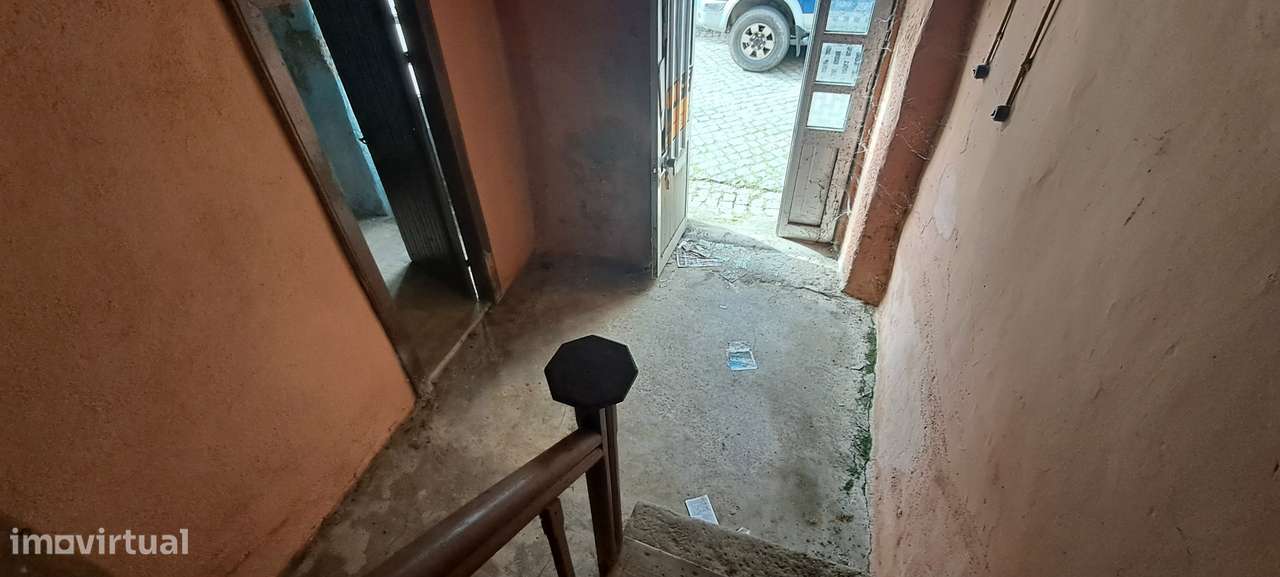 Moradia para restaurar em Sendim-11