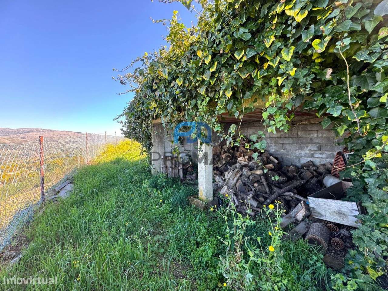 Moradia com excelente área, piscina e plena privacidade-15