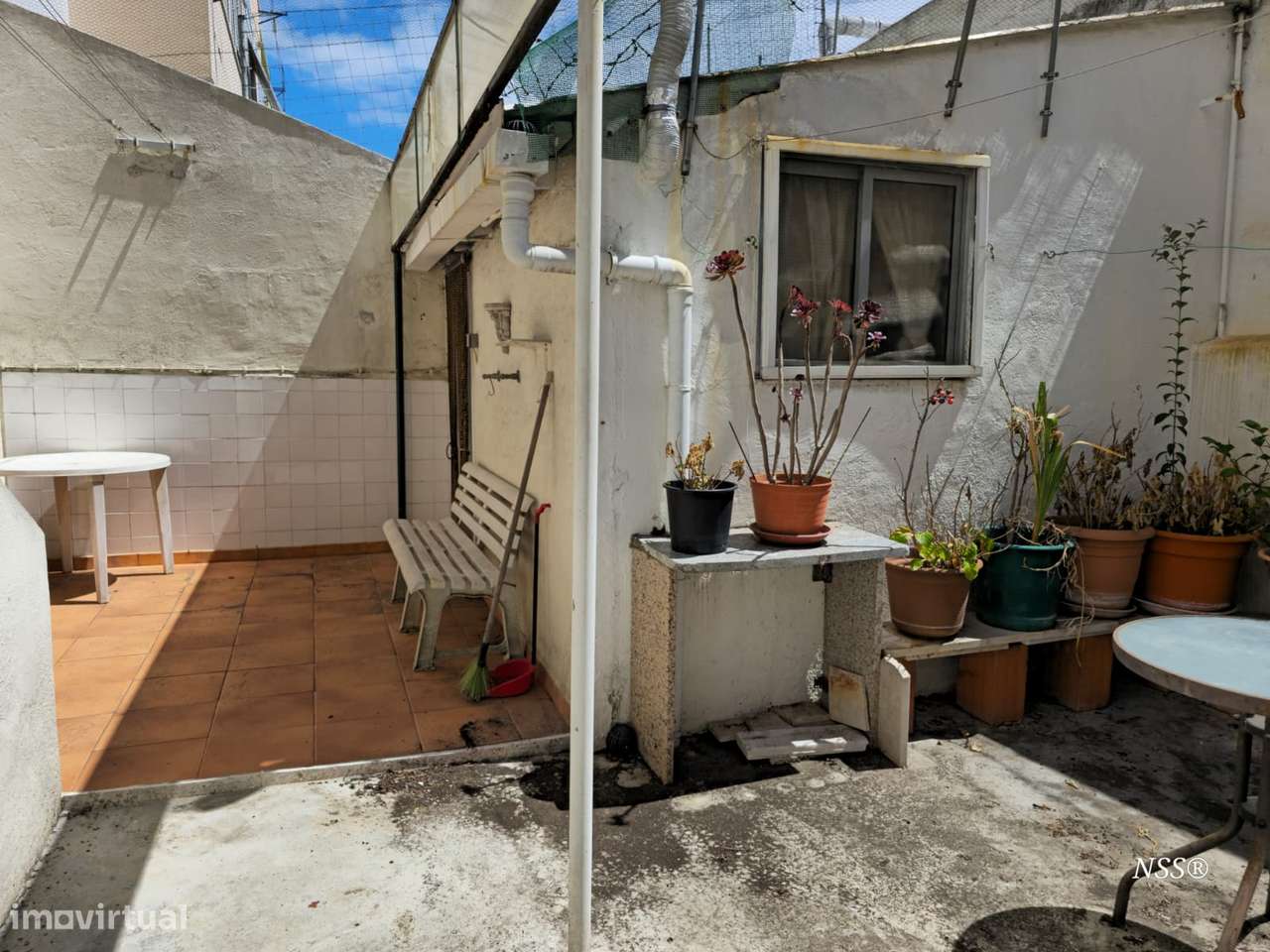 Apartamento T2 com quintal e anexo na Amadora-15