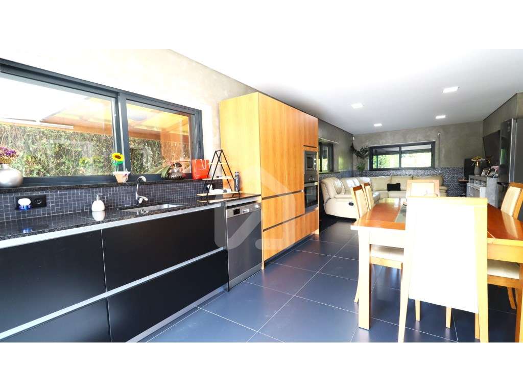 Moradia individual T4+1 com piscina, em Esmeriz-29
