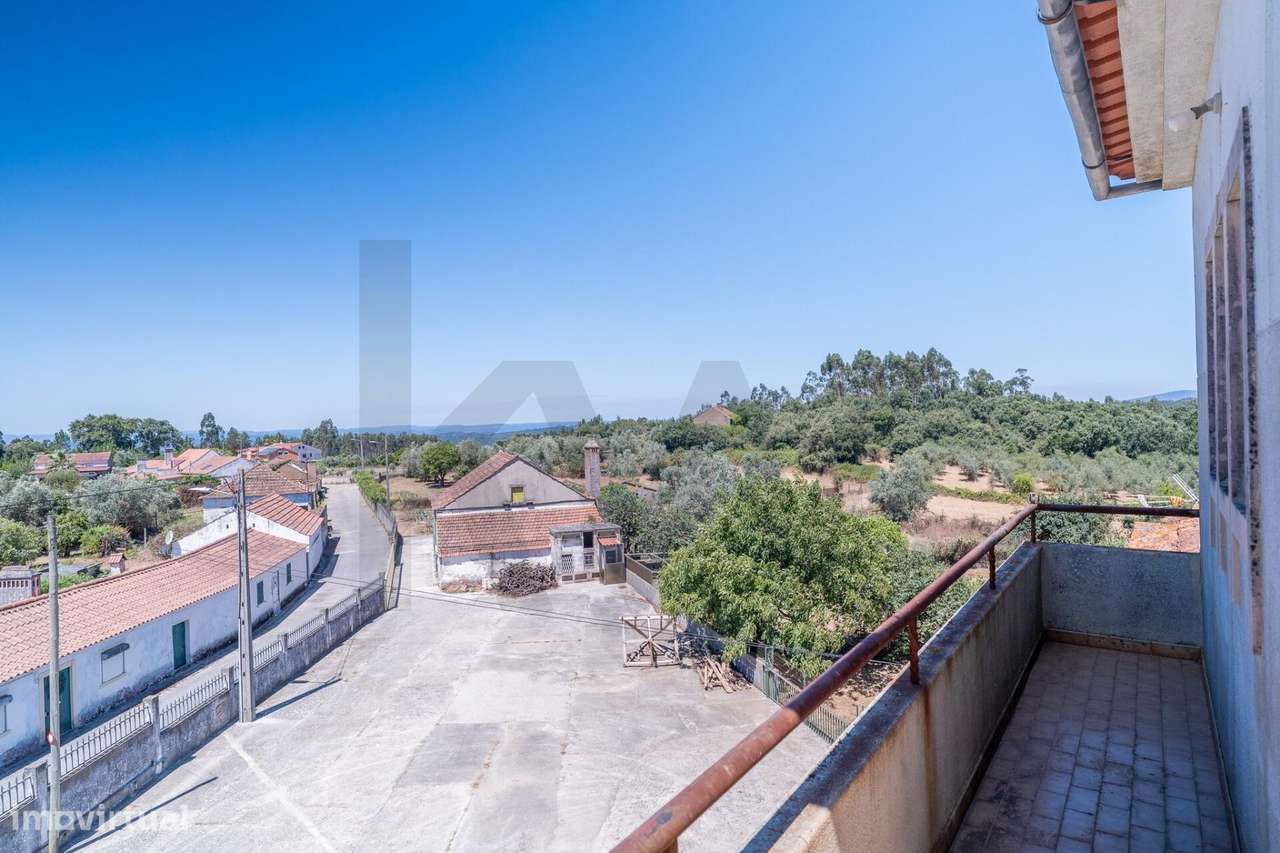 Quinta com 14.920m2 com Moradia T6 e Café em Tomar-37