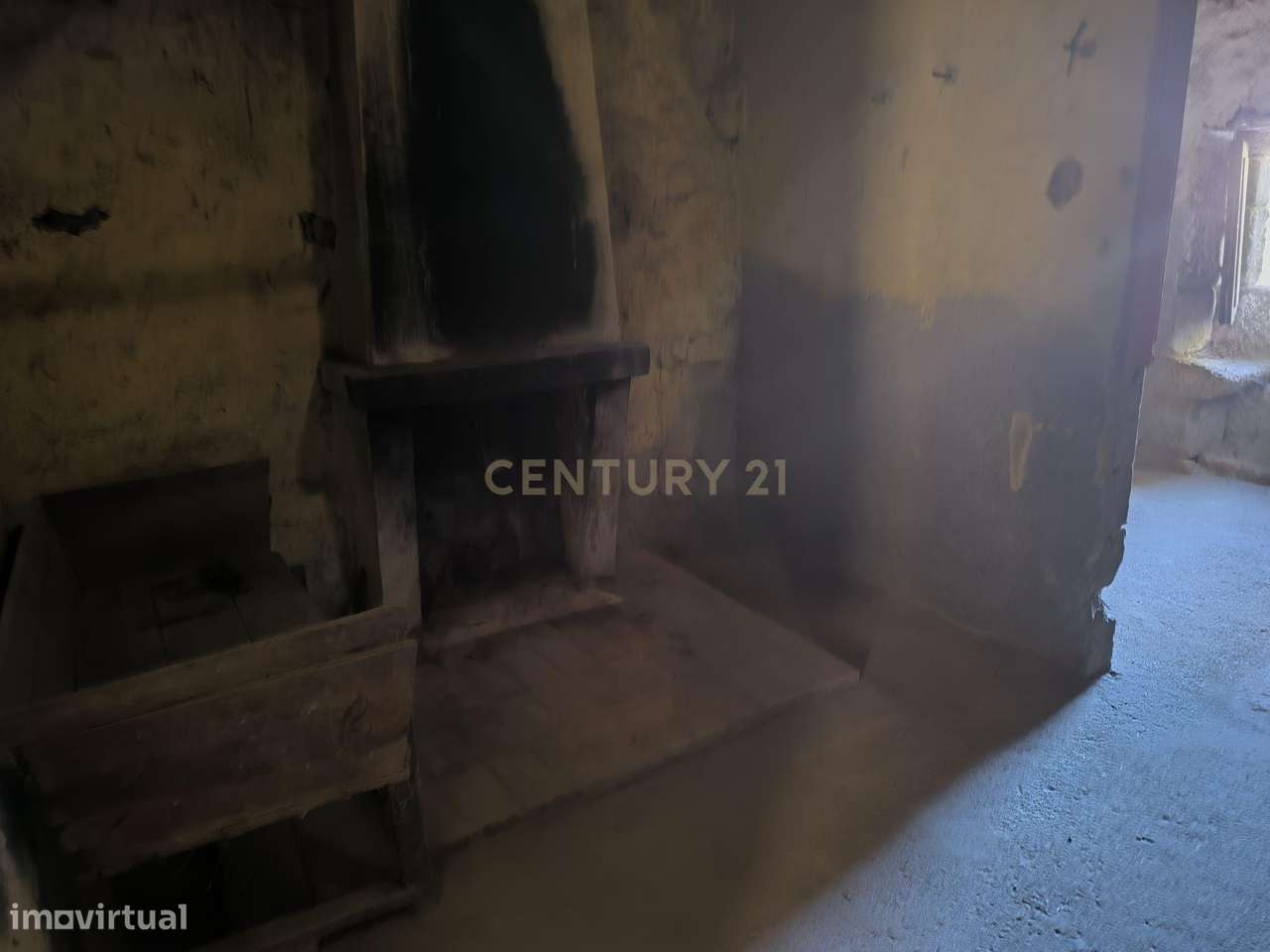 Casa em pedra com lareira e forno para reabilitar - Grande imagem: 4/11