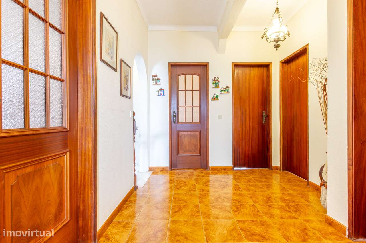 Moradia T5 isolada com jardim e terraço em Quinta do Conde-9