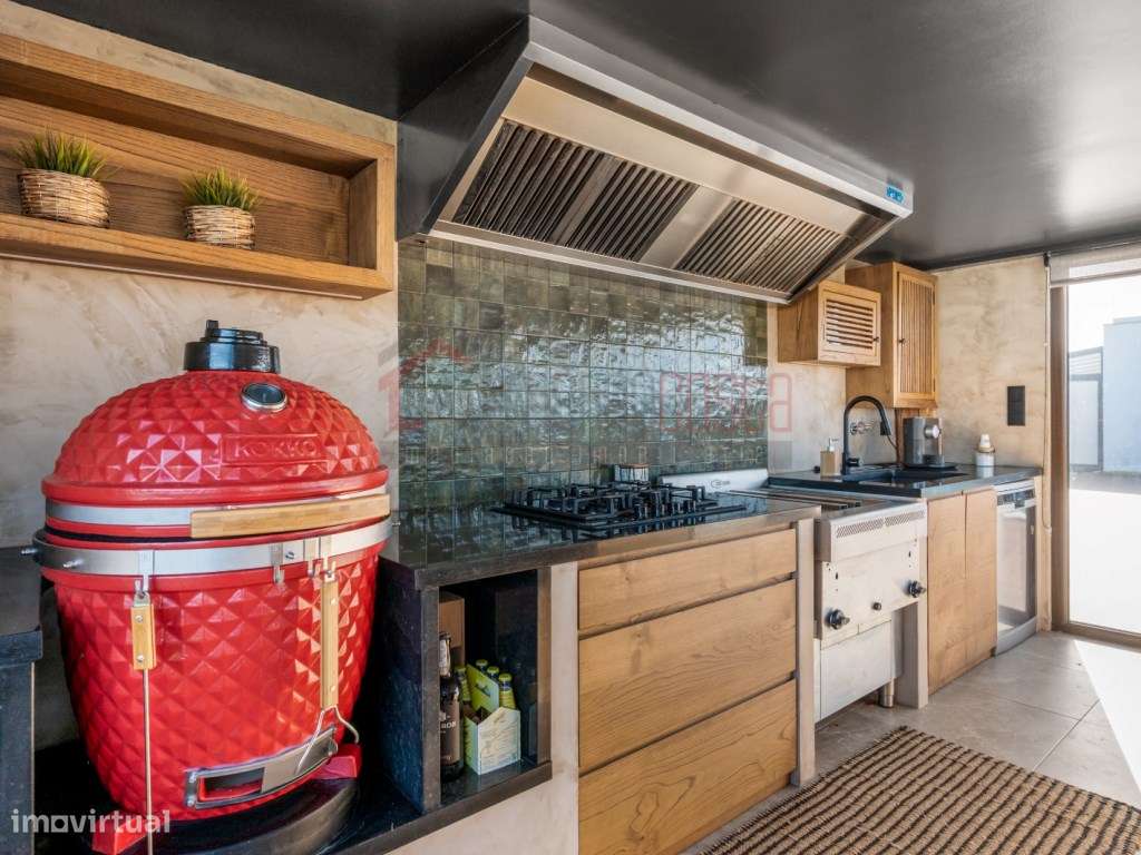 Moradia de Luxo T3 com Piscina e Vista Mar-5