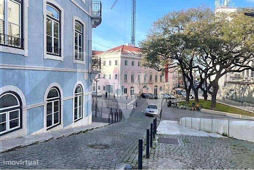 Excelente Loft no Beato - Único, para obras, com elevado potencial-18