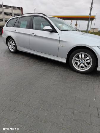 BMW Seria 3 318i - 4