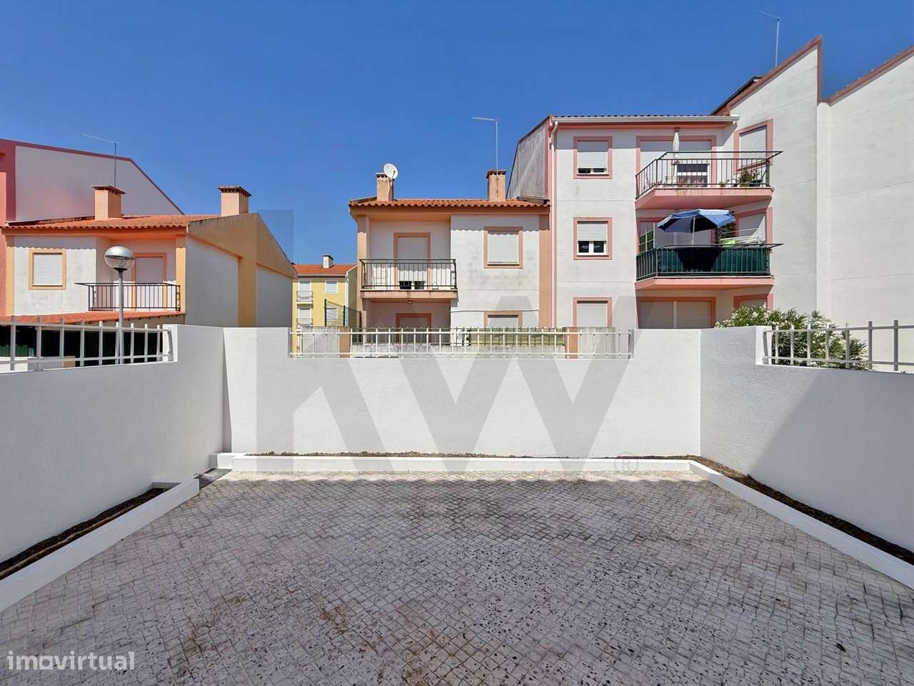 Moradia T3+1 com quintal, três pisos em Vila Nogueira de Azeitão-15