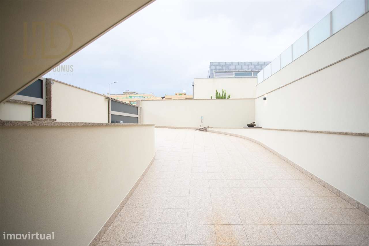 Moradia T3+1 de Luxo com 405m2 a 200 Metros da Praia em Canidelo.-43