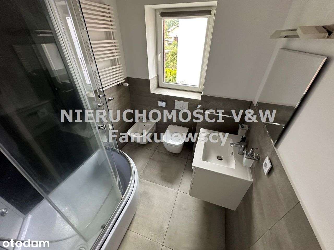 Piękny bliźniak z idealną lokalizacją i widokiem-11