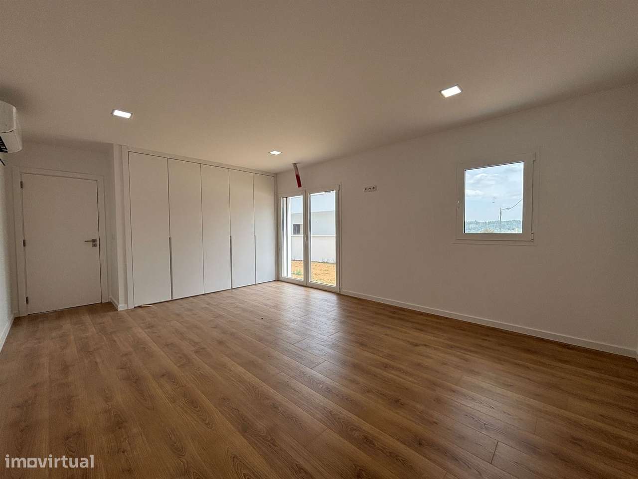 Moradia T4+1/ Terreno / Terraço / Nova / Caxarias-9