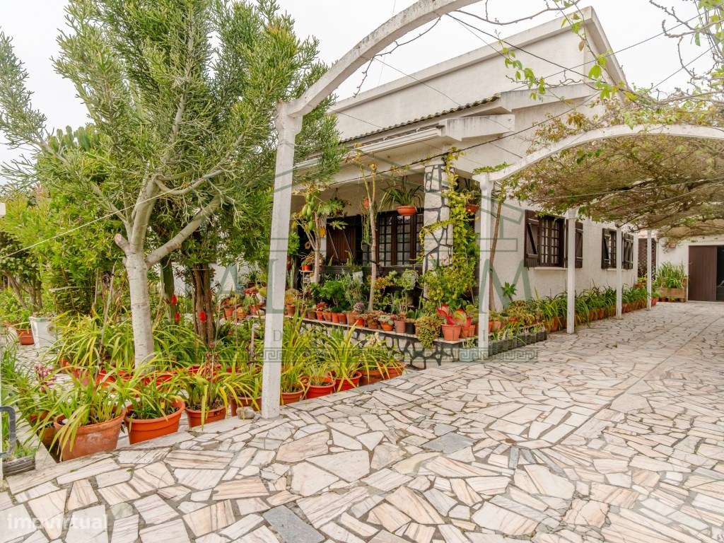 Moradia T5 centro da Charneca da Caparica-0