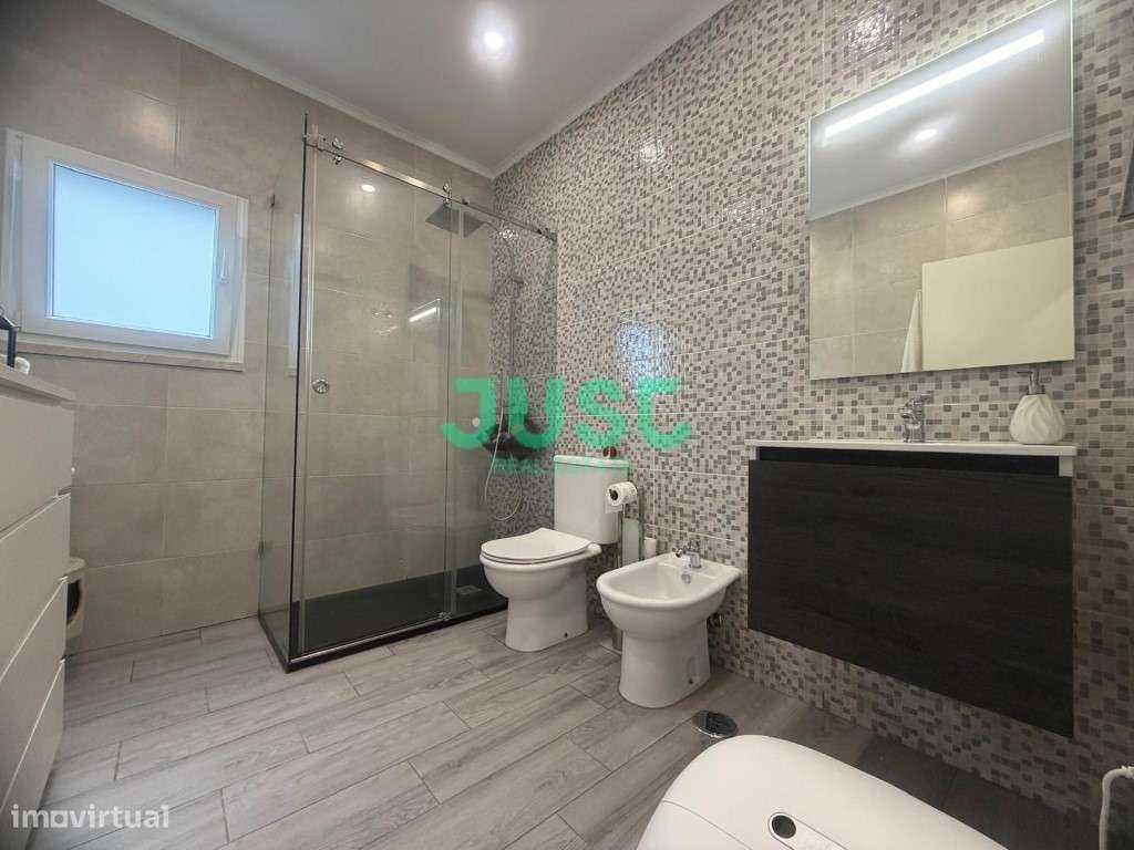 Moradia isolada, T3, seminova com garagem e piscina na Quinta do Conde-31