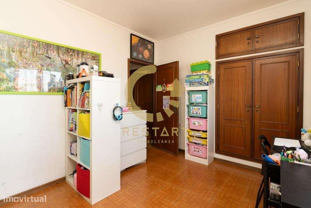 T2 - Parcialmente Renovado - Localização Premium - Vila Nova de Gaia-16