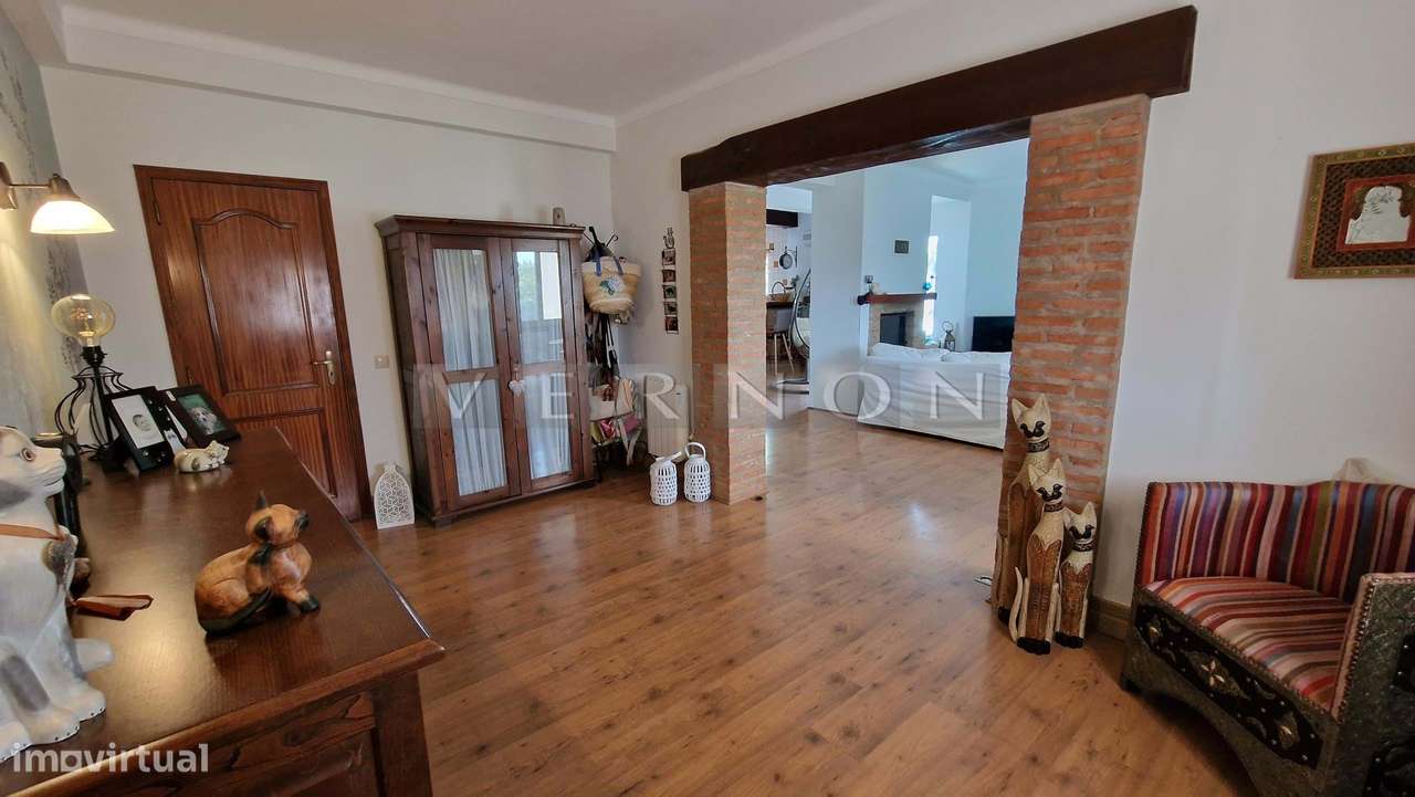 Charmosa e espaçosa moradia com 3 quartos e piscina para venda entre L-9