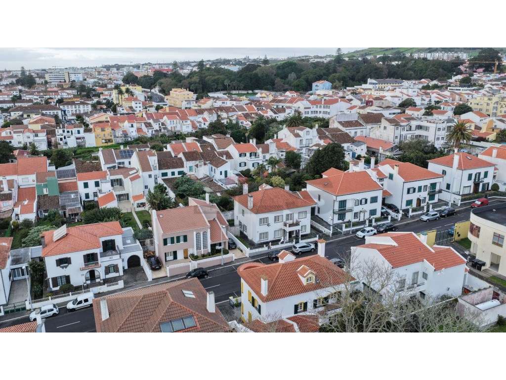 Moradia V6 Isolada no Centro de Ponta Delgada-37