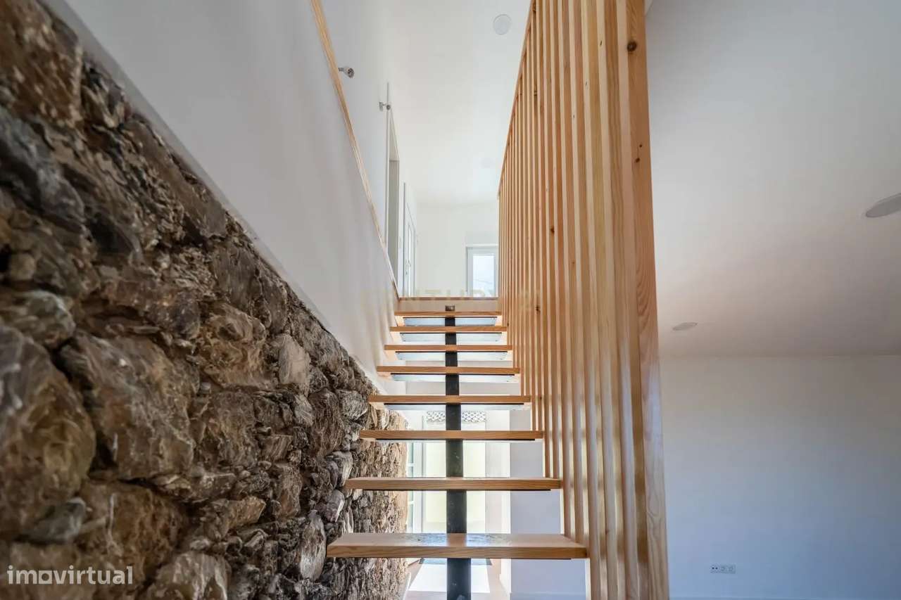 Moradia T3 de dois pisos com terreno totalmente renovada a cinco minut-37