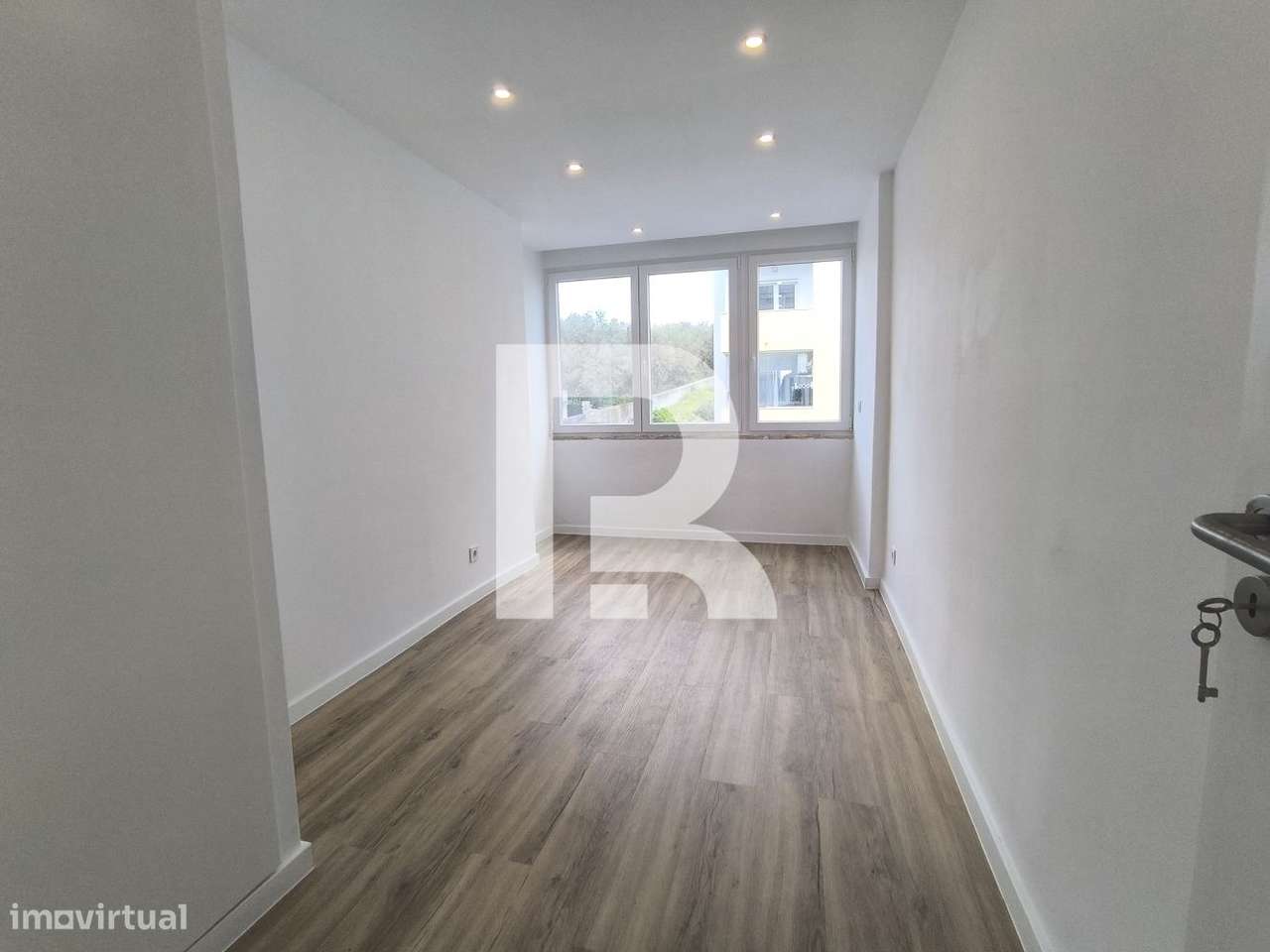 Apartamento T3 Remodelado no Centro de Camarate-7