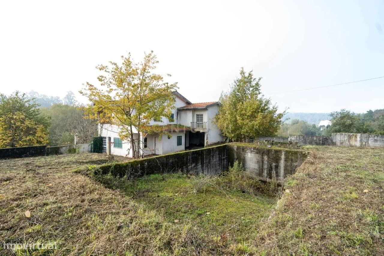 Moradia de dois pisos de tipologia T4 com terreno-43