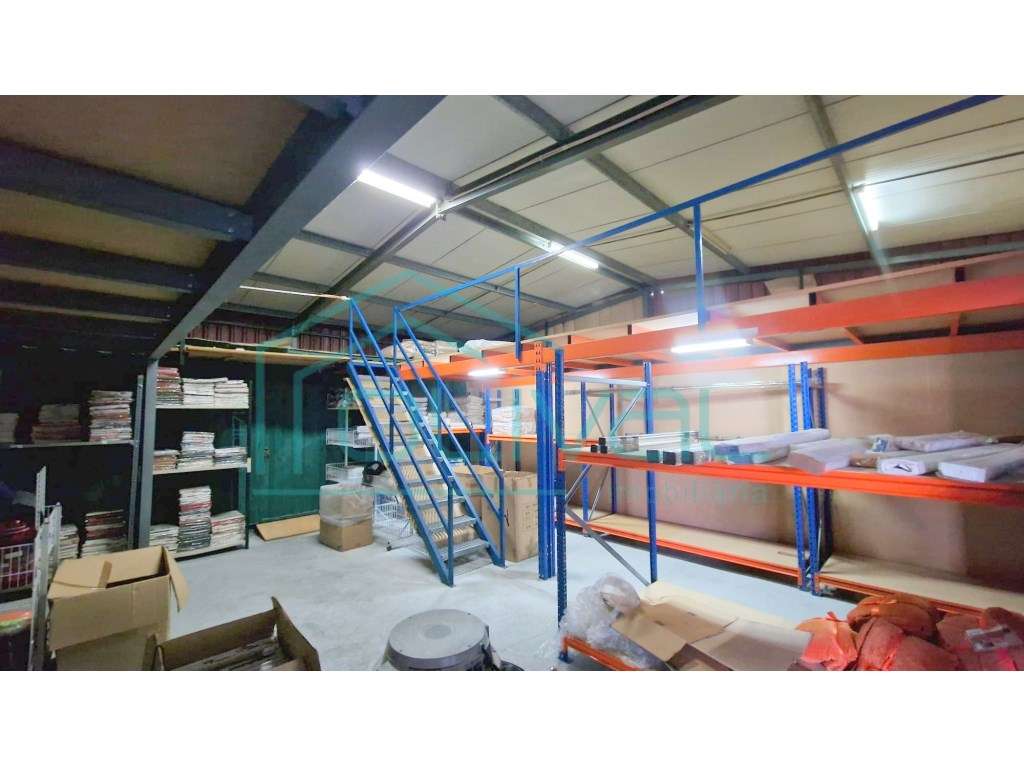 Espaço Comercial com armazéns-5