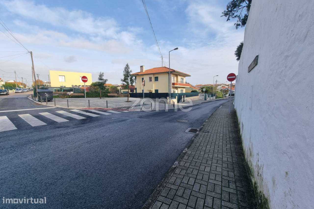 Moradia Geminada Térrea para Renovação Total em Tires-4