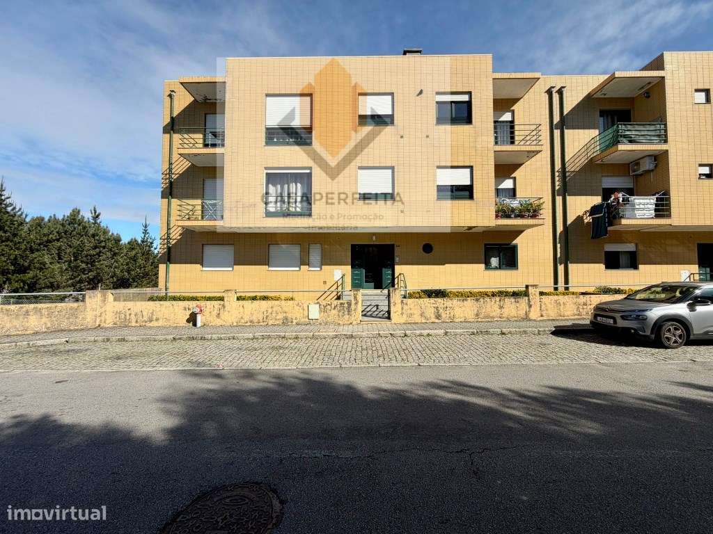 Fabuloso Apartamento T2 com Varanda e Box - Olival-19