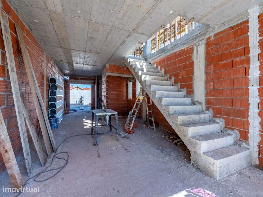 Moradia geminada com logradouro e dois lugares de estacionamento-6