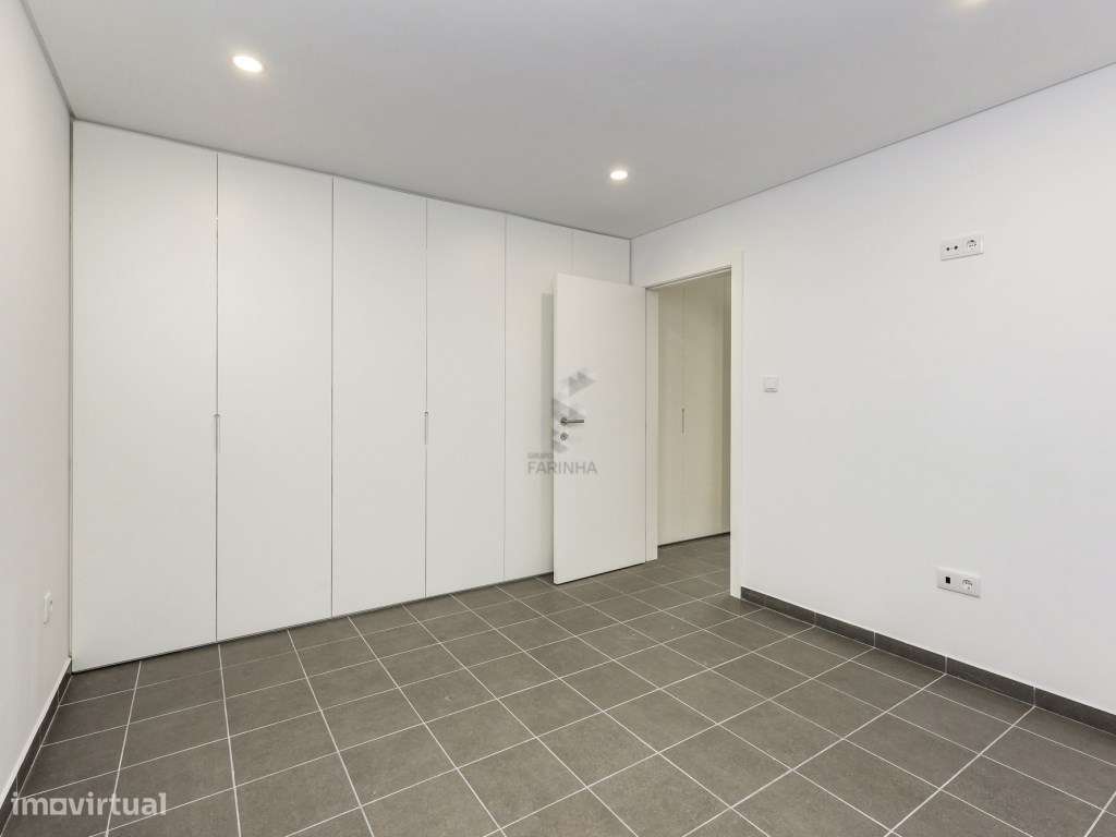 MORADIA T4 NOVA
Famões, moradia independente V4+1 nova com Jardim,...-35