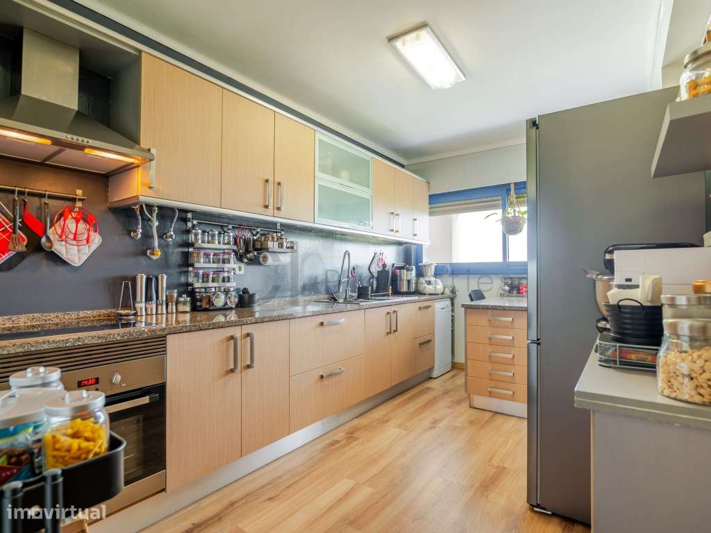 Apartamento T2 Totalmente Remodelado com Elevador - Barreiro-1