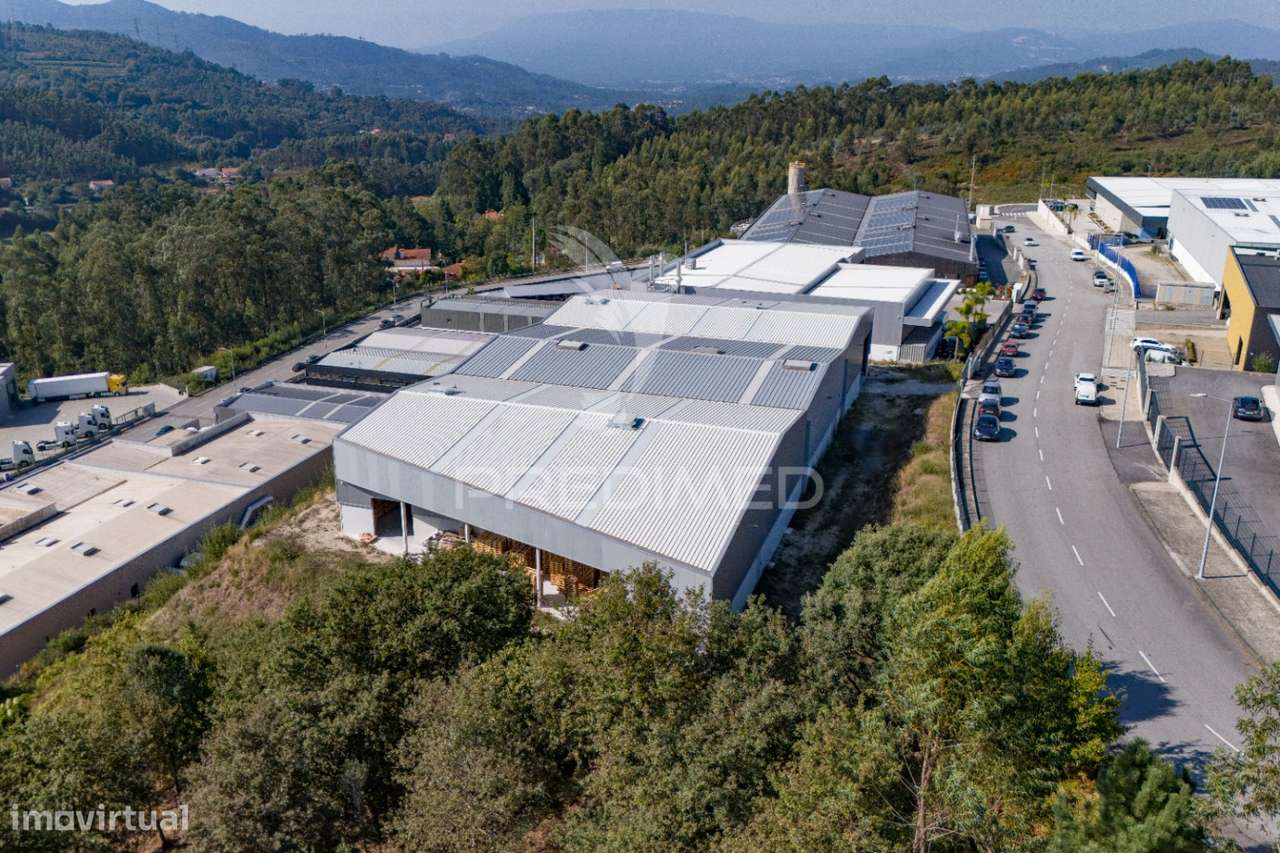 Pavilhão industrial com 2416m2. - Grande imagem: 2/33