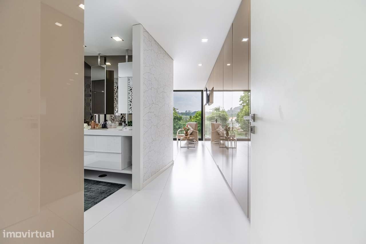 Moradia T4 com Rooftop Panorâmico e Piscina Privativa em GUIMARÃES-26
